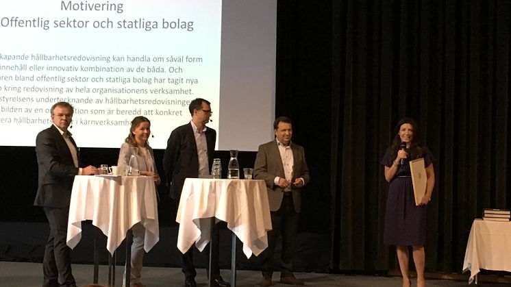Anna Ryott tar emot priset för Årets Bästa Hållbarhetsredovisning i kategorin Offentlig sektor och statliga bolag.