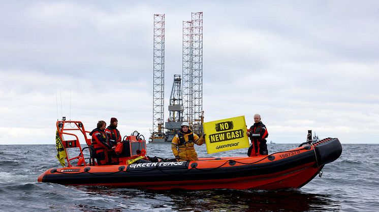 Greenpeace-Aktivist:innen demonstrieren mit Schlauchbooten und auf Plattform gegen Gasbohrung vor Borkum