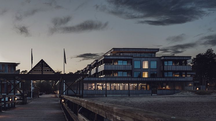 Hotellet sett från bryggan höstkväll 2022