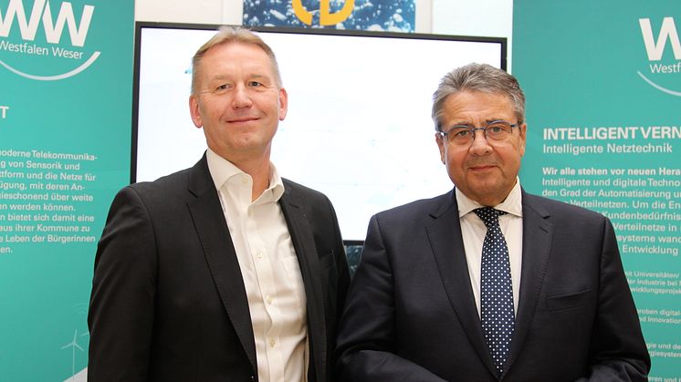 Jürgen Noch (l.), Geschäftsführer bei WW, und Sigmar Gabriel auf dem Westfalen Weser-Forum in Horn-Bad Meinberg.