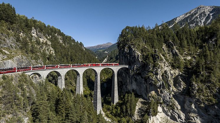 Bernina Express auf dem Landwasserviadukt ©Graubünden Ferien