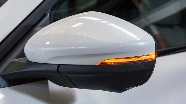 2022FordMustangMach-E_FrostWhite_16
