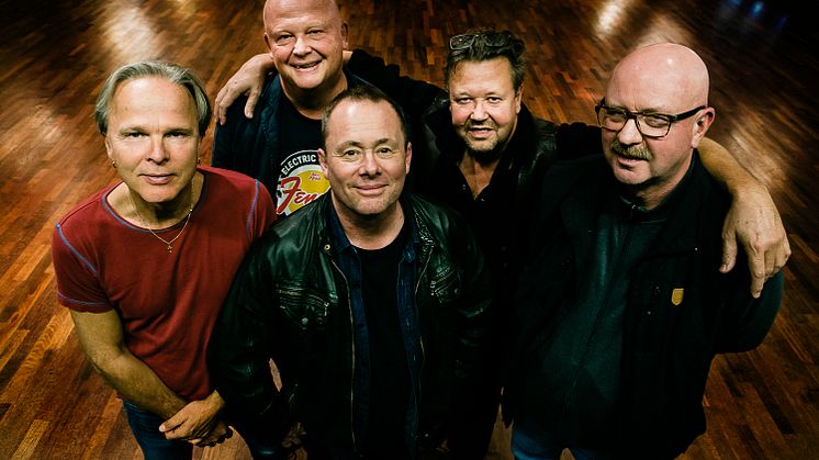 Nypremiär för ”Tusen bitar” Hyllningsturnén till Björn Afzelius musik gästar i höst 18 orter runt om i Sverige och Norge!