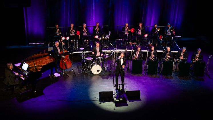 Bohuslän Big Band hyllar Frank Sinatra tillsammans med Niklas Gabrielsson Lind. Foto: Daniel Strandroth