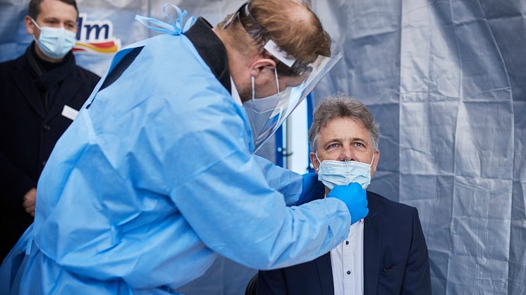 Oberbürgermeister Frank Mentrup lässt sich im dm Corona-Schnelltest-Zentrum beim dm-Markt im Durlach-Center von geschulten dm-Mitarbeitern testen. (Im Hintergrund Christoph Werner, Vorsitzender der dm-Geschäftsführung.)