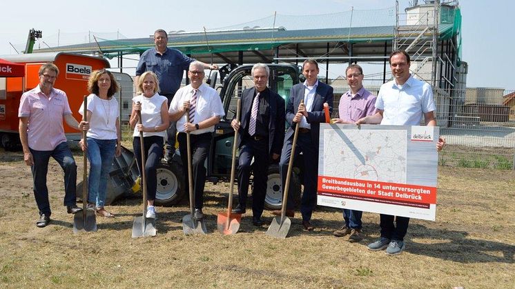 Spatenstich für das FTTH-Glasfasernetz in Delbrück für 14 unterversorgte Gewerbegebiete (Stadt Delbrück)