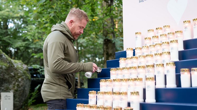 Fredrik Steen tänder ljus för sin första hund Gissa