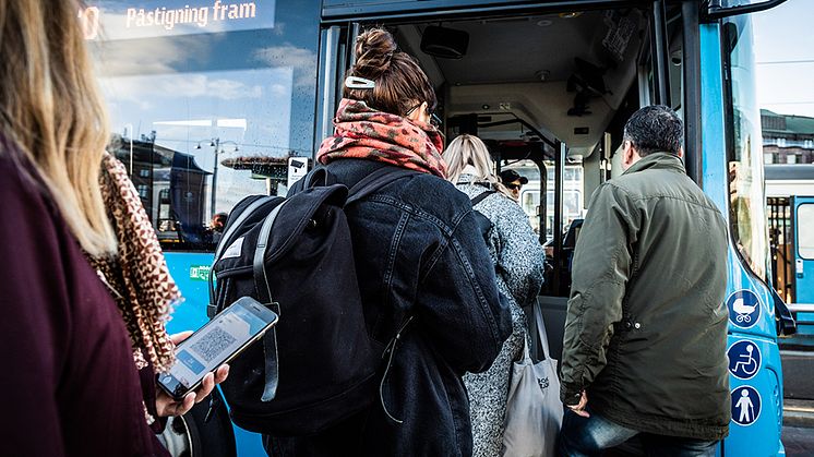 Från den 26 oktober är det påstigning fram i bussen som gäller för de flesta bussresor i Bergsjön. Foto: Eddie Löthman.