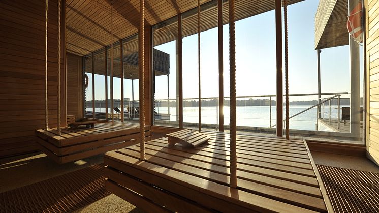 Einen entspannten Blick hat man von der Seesauna am Resort Mark Brandenburg aus auf den Ruppiner See. Foto: Resort Mark Brandenburg. 