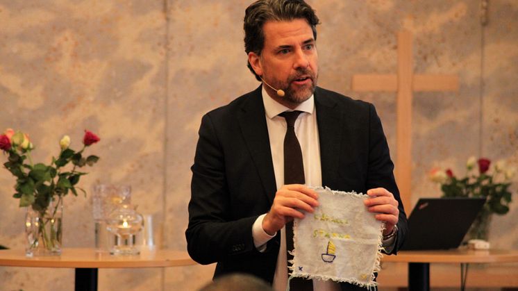 Mikael Ribbenvik visade en tygbrodyr som han fått med texten ”Låt alla stanna”. 