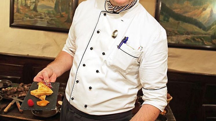 Der Küchenchef Dirk Büchel stellt die Nachspeise des Luther-Menüs im Gasthaus "Barthels Hof" vor 