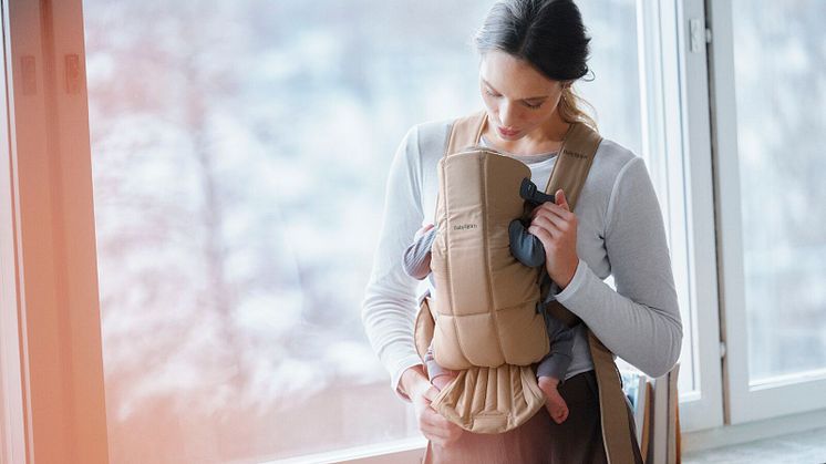 021026-baby-carrier-mini-beige-woven-lifestyle-babybjorn_229-medium.jpg