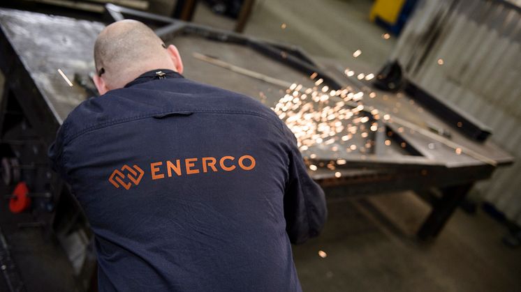 Manuell bearbetning av ståldetaljer i en av Enercos verkstäder