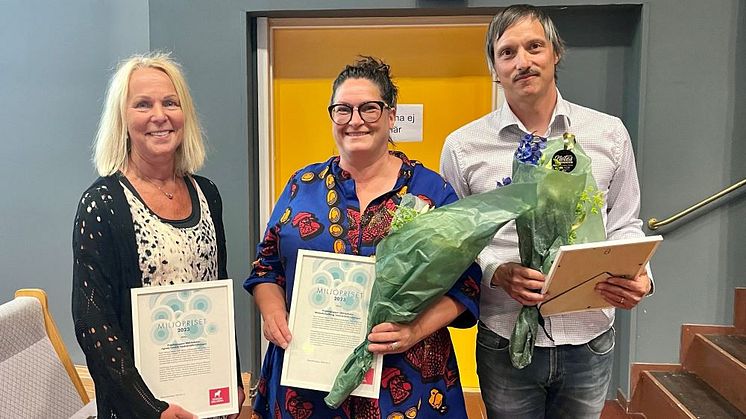 Syntolkning: Agneta Candell och Michaela Hedberg, som tar emot pris för projektgruppen för sms-kallelser för Folktandvården, och Peter Möller.