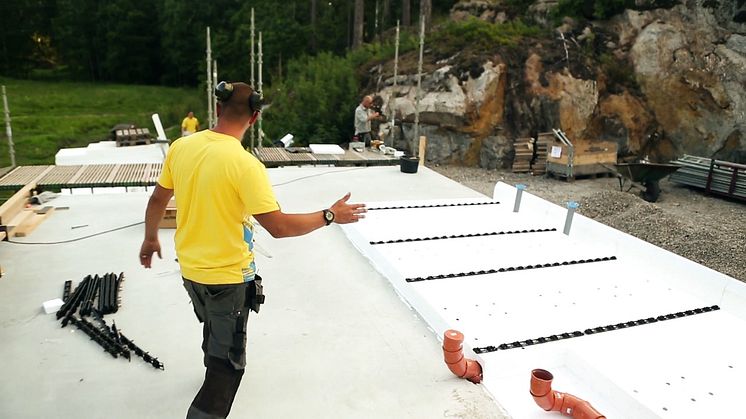 Björn bygger bo, Avsnitt 1 – gjutning av grunden 