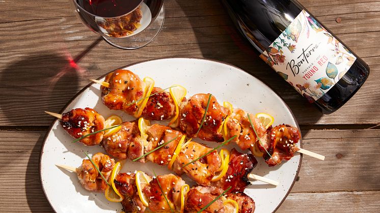 Bonterra Organic Young Red er perfekt til japansk Yakitori: grillede kyllingspyd