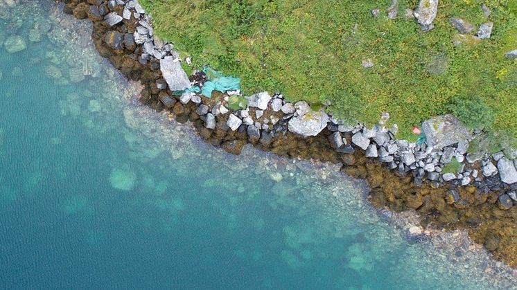 Dronefoto kyst og plast