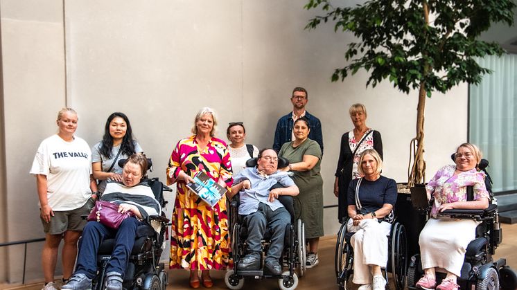 Kampanjen Rimliga villkor har överlämnat namninsamling till Camilla Waltersson Grönvall