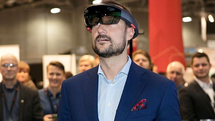 H.K.H. Kronprins Haakon prøver VR-briller på Digital Arena.