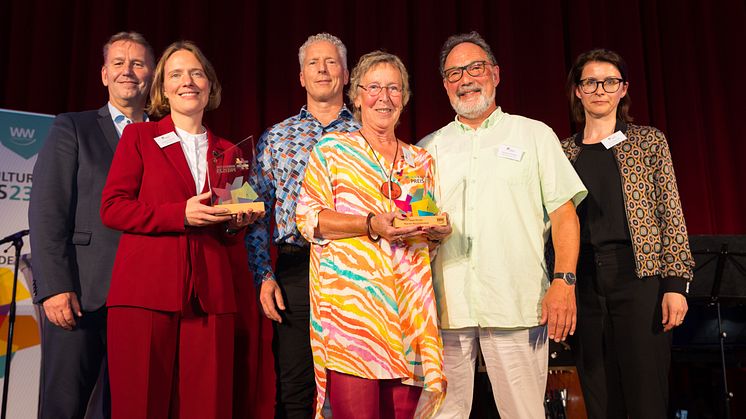 Stolz und Freude (v. l.): Jürgen Noch, Geschäftsführer WW, Beigeordnete Stefanie Duensing, Matthias Mauritz, Künstler, Preisträger*in Anette und Waldemar Ziebecker, und Prof. Dr. Beate Flath, Jurymitglied.