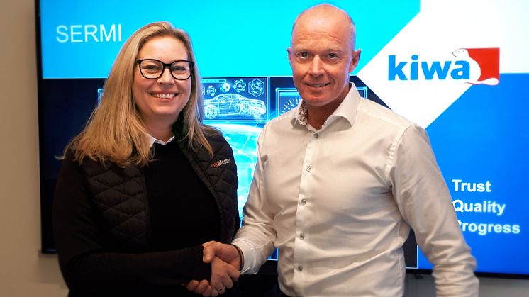 Kjedeleder i AutoMester Katrine Køste og direktør for testing og inspeksjon i Kiwa Patrik Berggren er fornøyde med å ha fått en avtale i havn.