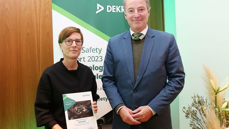 Kajsa Sundström Van Zeveren tar emot priset från Kristian Schmidt i Bryssel. 