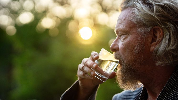I delar av Båstads kommun är förbrukningen fortfarande hög, men som det är just nu hinner produktionen med behovet av dricksvatten och brunnarna återhämta sig tillräckligt mycket för att undvika ett bevattningsförbud.