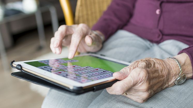 Nu påbörjas utlåningen av surfplattor till seniorer