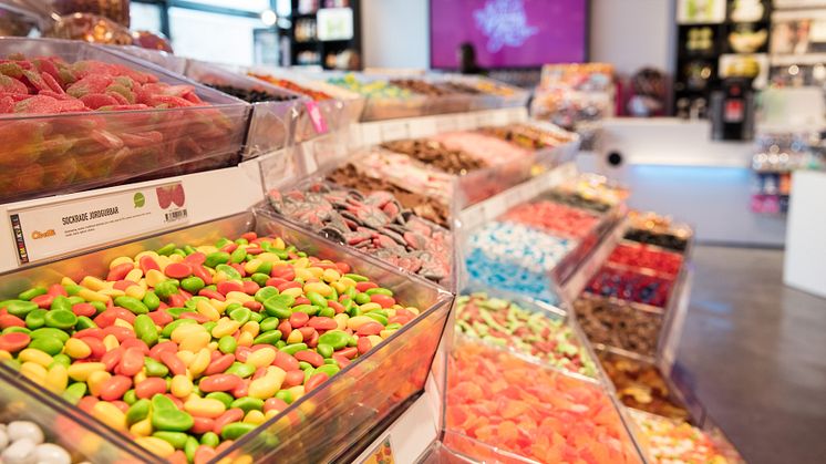 Hemmakväll packar flyttlådorna i Norrköping och öppnar ”En ny värld av godis” butik på Drottninggatan. Allt för att komma närmare kunderna