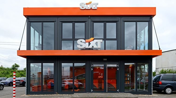 Für ein Kundenerlebnis der Extraklasse: Moderne Architektur, elegantes Design und viel Licht und Raum für smarte Technologien zeichnen das moderne Servicezentrum des Autovermieters Sixt aus. 