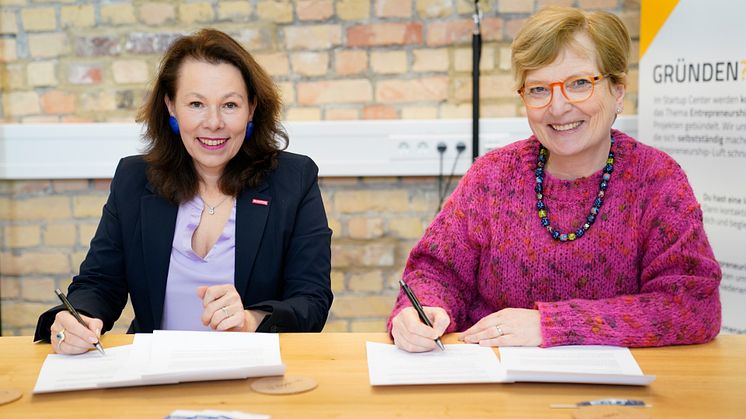 Unterzeichnung des Kooperationsvertrags der TH Wildau, vertreten durch die Präsidentin Prof. Ulrike Tippe (rechts), und der Handwerkskammer Potsdam, vertreten durch Dr. Christiane Herberg (links). (Bild: Sebastian Stoye / TH Wildau)