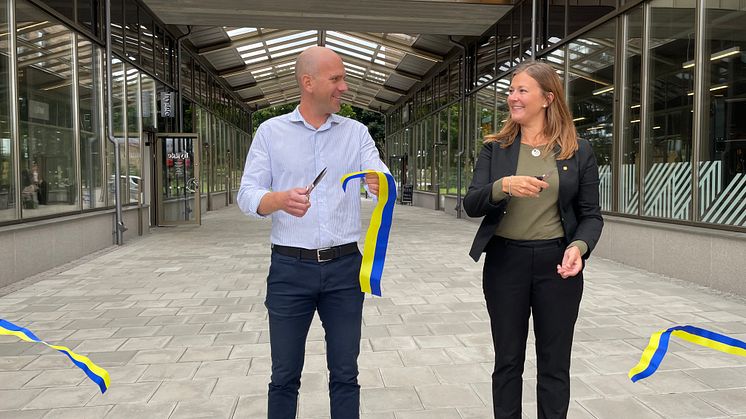 Anders Tallgren (S) och Frida Nilsson (C) klippte bandet och invigde nya Sundsta torg.