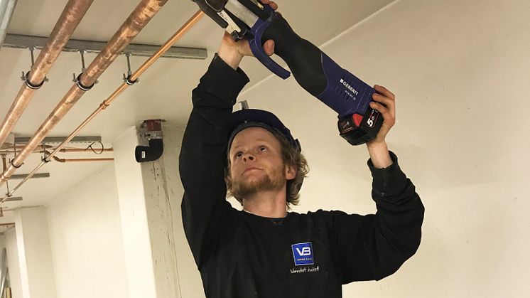 22-årige Mathias Holand fra VB-bedriften Varme & Bad Narvik fikk sin ilddåp som bas under et større rehabiliteringsoppdrag på Narvik Havn. 