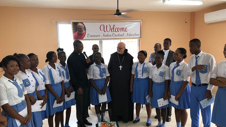 Kardinal Arborelius besöker skolelever på Haiti