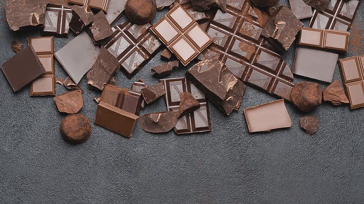 Chokolade er lidt af en følsom størrelse. Hvis du opbevarer den for varmt eller for koldt, risikerer du, at den får et gråligt skær – man siger også, at den ”blomstrer”. Men med den rigtige opbevaring kan du få din chokolade til at holde længe.