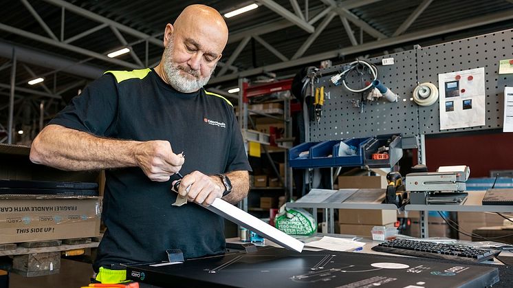 Shahin Shahin förmonterar snabbkoppling på armaturen.