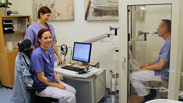 ​Från vänster biomedicinska analytikerna Therese Ullén och Suzanna Wildebac. Till höger överläkare på Klinisk fysiologi, Frederic Bouvier, i spiroxen.