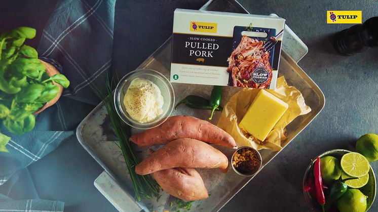 Bakad sötpotatis med cheddarkräm och pulled pork