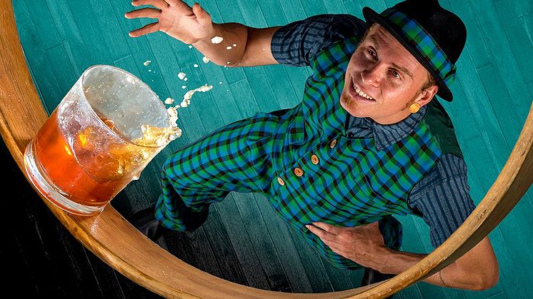 Künstler Mantega (Kapverdische Inseln) mit seiner Show "Whisky Circus"