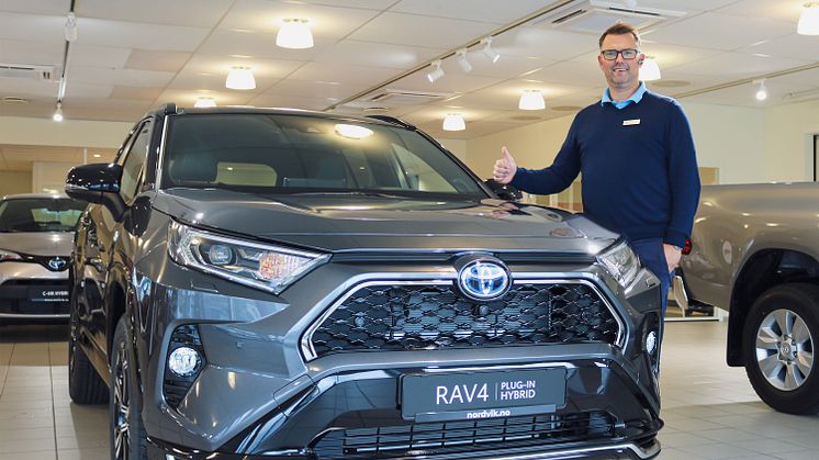 Biljournalister har trillet maksimalt med antall øyne på terningen i sin vurdering av denne modellen, sier Tor Anders Johansen, salgssjef hos Nordvik Toyota Mosjøen. Foto: Nordvik AS.
