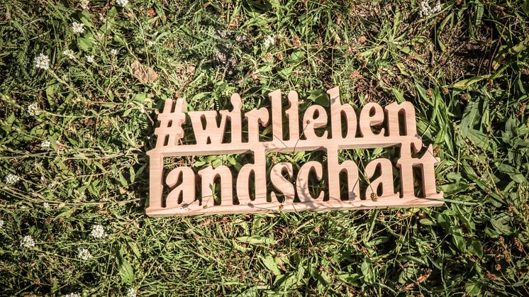 Am 29. August wurden in der Museumsscheune in Bloischdorf gleich zwei Jubiläen gewürdigt: 20 Jahre Brandenburger Energieholztag (EHT) und 30 Jahre Landschaftspflegeverein Spree-Neiße e.V. Bildquelle: Bastian Schwarz www.bigdayphotography.de