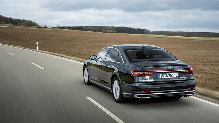 Audi A8 L TFSI e (Vesuvgrå)