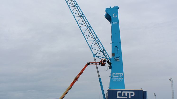 Mobile cranes in place in Swede harbour