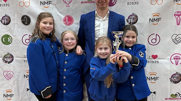 Noen musikanter fra Vestnes skolekorps sammen med dirigent Stijn Berbé