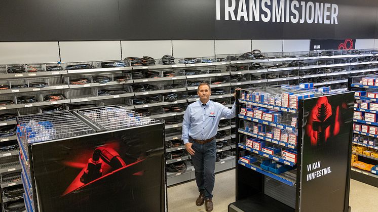 I den nye TOOLS-butikken i Drammen møtte vi Børre Jakobsen, landets fremste ekspert på remmer. Riktig remkvalitet er gunstig for både driftsøkonomi og miljøet, kan han fortelle. (TUM Studio)