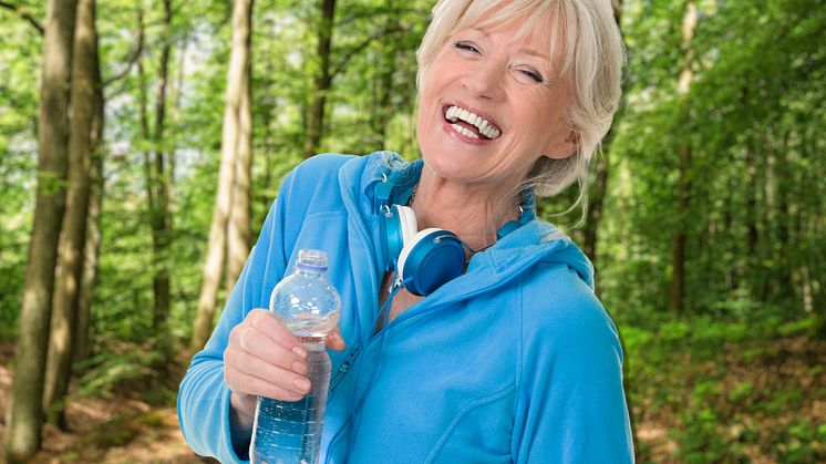 Sportliche ältere Dame im blauen Sweater.jpg