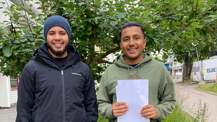 Hasnain Asghar (19) og Sahil Ali (16) er to av ungdommene som er med på Høstjobben på Stovner. 