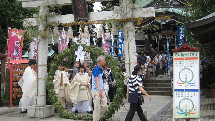 Passing Through the Chinowa Ring; Katashiro above