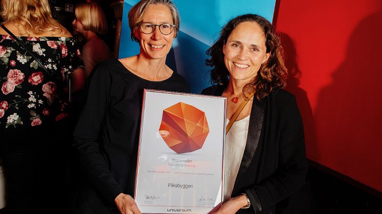 Ylva Bohman och Maria Sörén från Riksbyggens HR-avdelning fick ta emot diplom när Riksbyggen utsetts till Branschbäst inom fastighetsförvaltning.