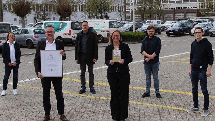 Burkhard Thiele (Leiter Aus- und Weiterbildung) und Susanne Klöpping (Leiterin Personal und Recht) mit Urkunde und Zertifikat sowie (h.v.l.) Ausbilderin Martina Mollemeier, Ausbilder Markus Koch sowie den Azubis Felix Tewes und Arne Rottschäfer